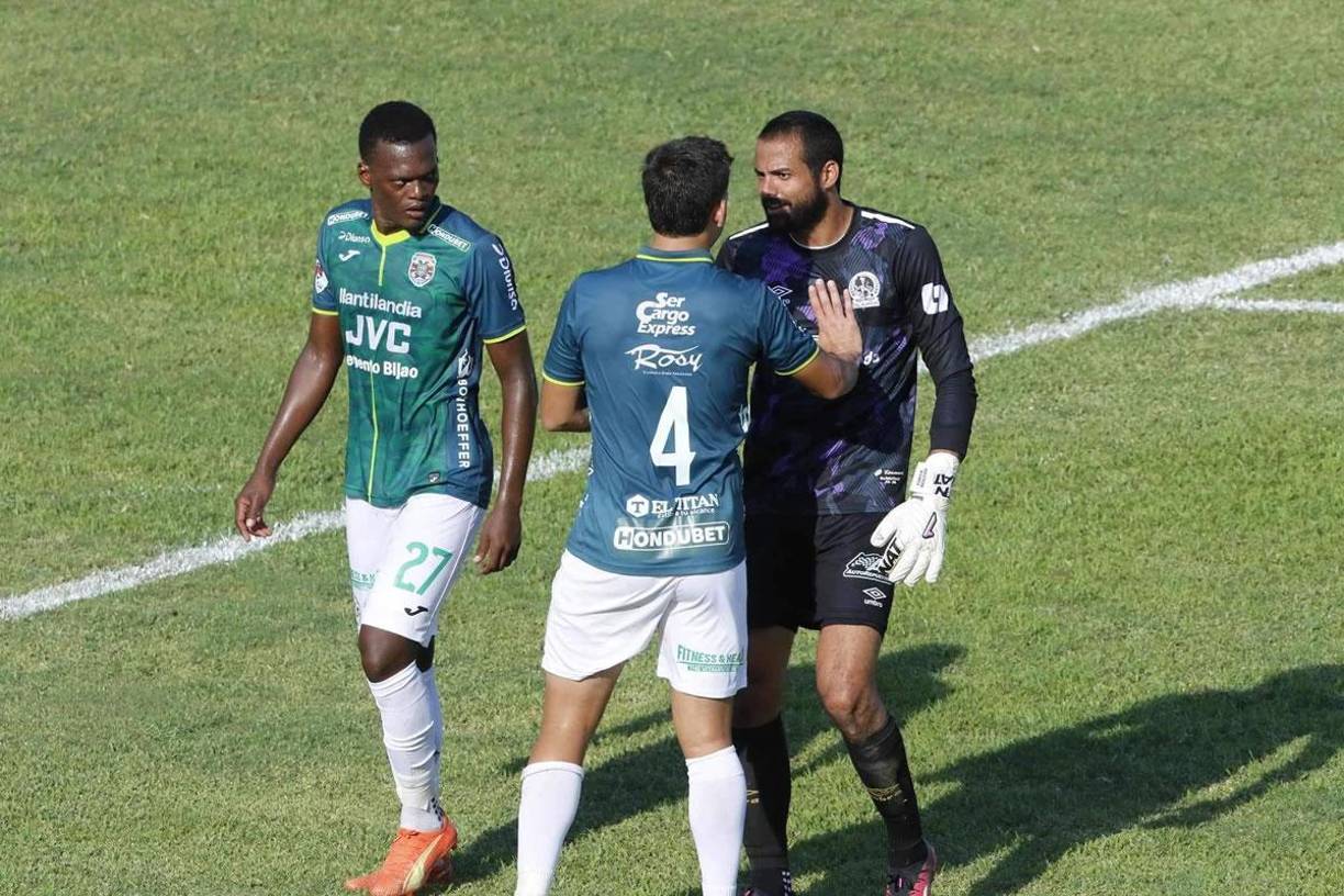 André Orellana terminó siendo expulsado en el segundo tiempo por una brutal entrada contra un futbolista del Olimpia.