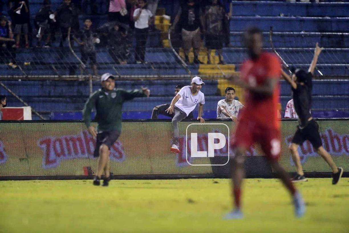 Hubo invasión de aficionados hondureños en los minutos finales del partido. 
