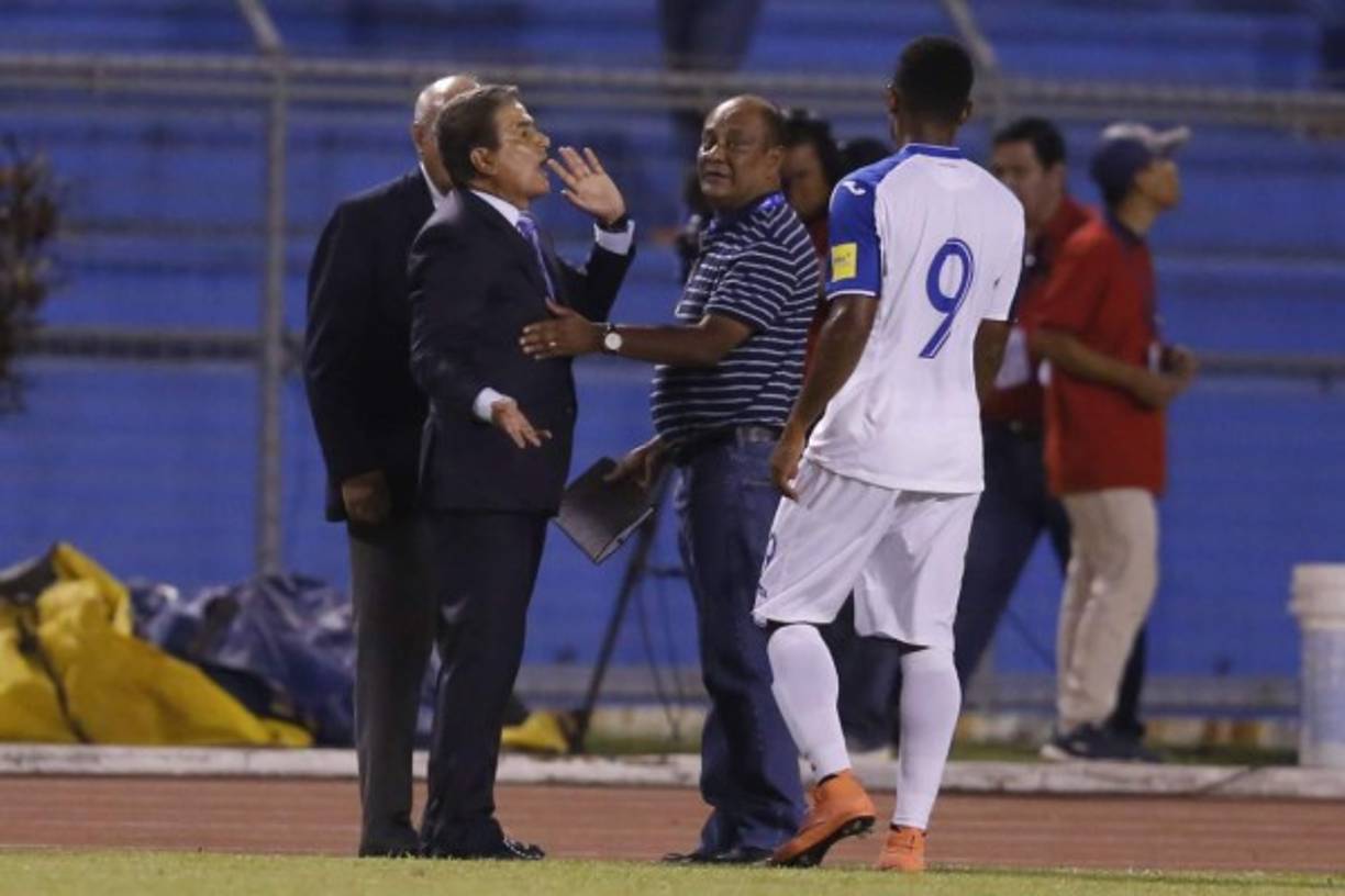 Inmediatamente Pinto le hizo saber su descontento a la cuarteta arbitral ya que a su punto de vista era para sancionar la falta en los doce metros.