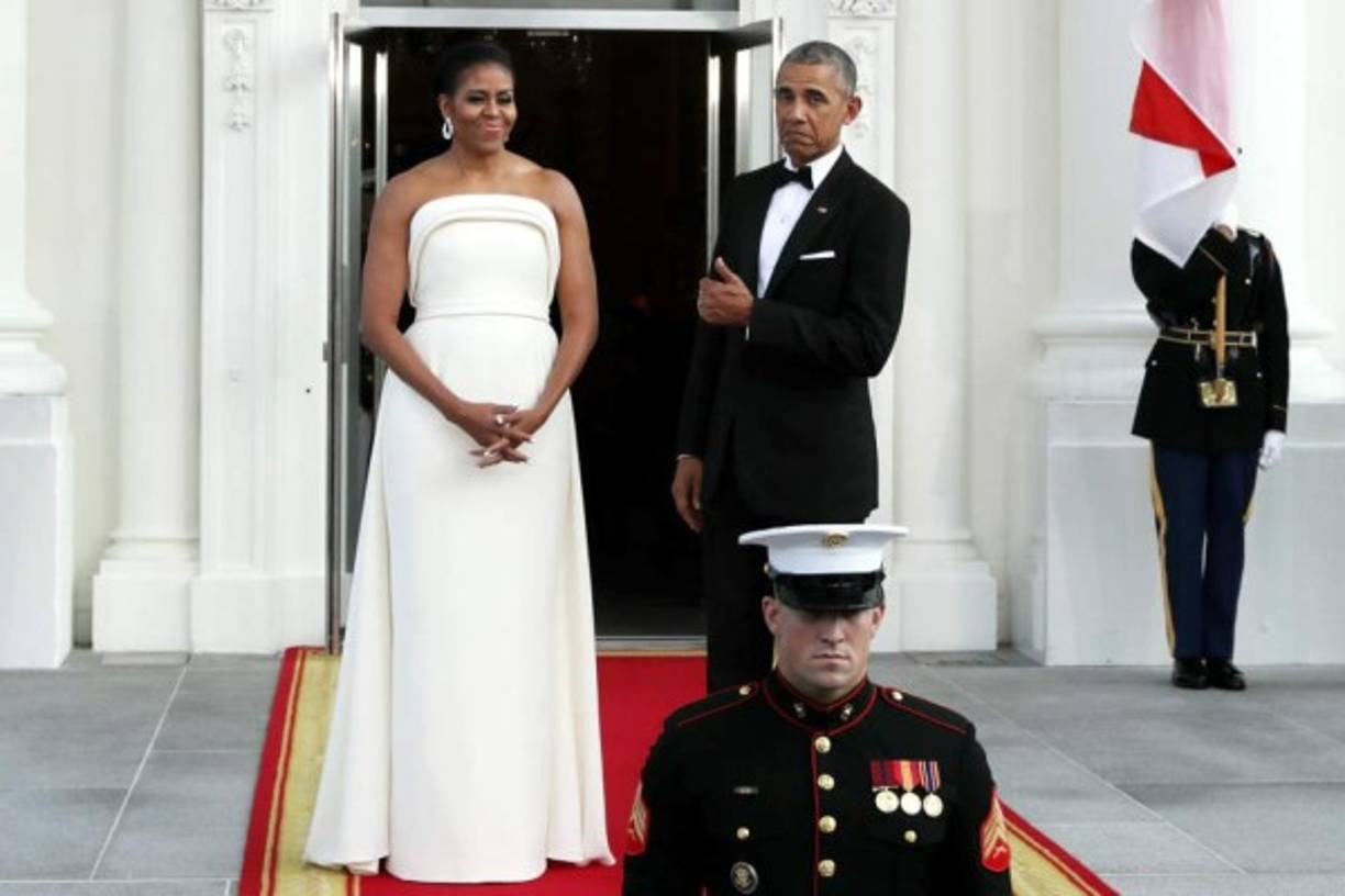 Y ya en la gala por Singapur, confirmando que estamos ante un icono de estilo, el elegantísimo vestido de Brandon Maxwell en color blanco hizo que hasta Barack Obama tuviera que dejarle todo el protagonismo a su esposa.