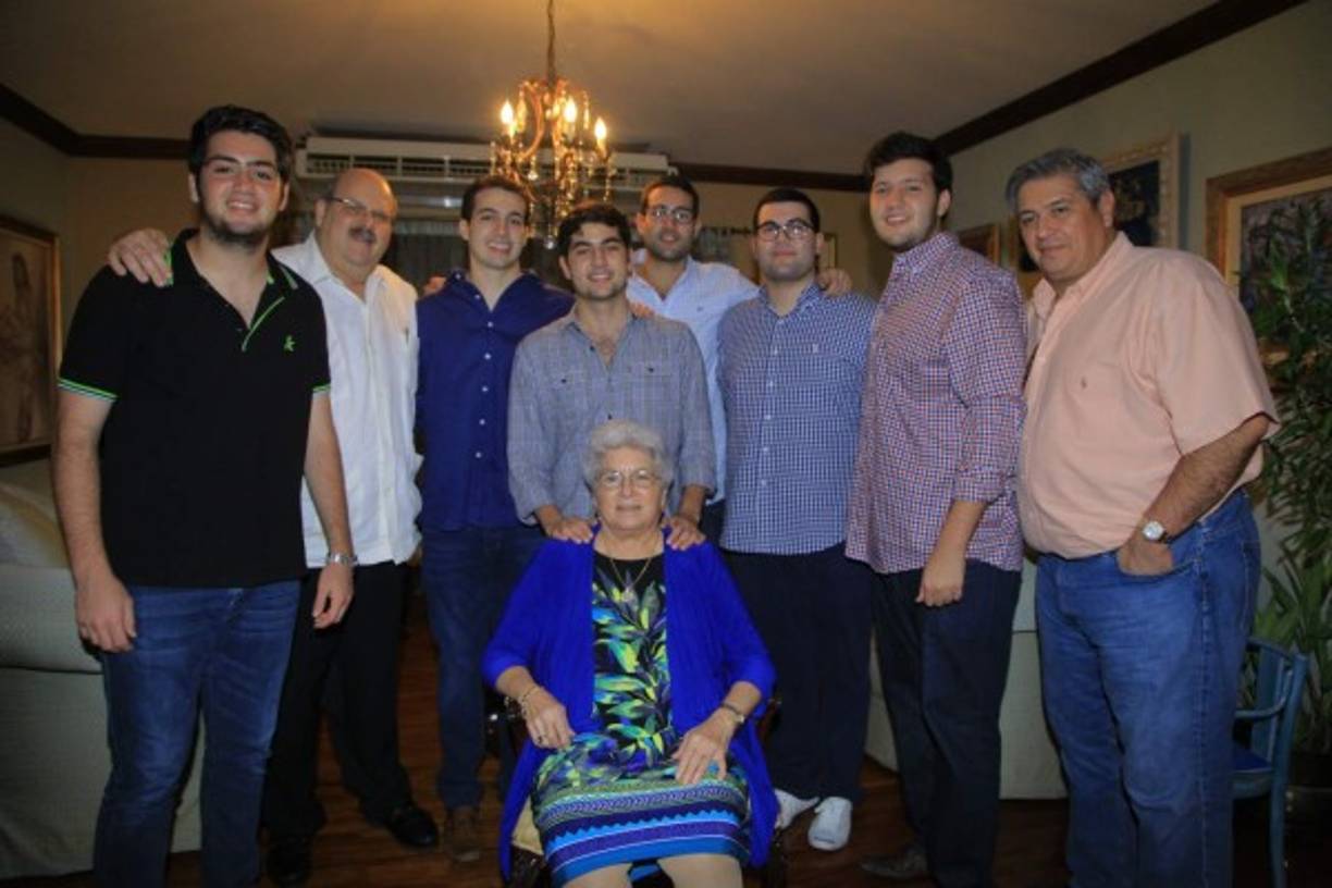 Juan Pablo Sabillón, Jorge Shibli y Jorge Canahuati, Bernardo Waincier, Rodrigo Canahuati, Jacobo Waincier y Sebastián Canahuati junto a la feliz agasajada.