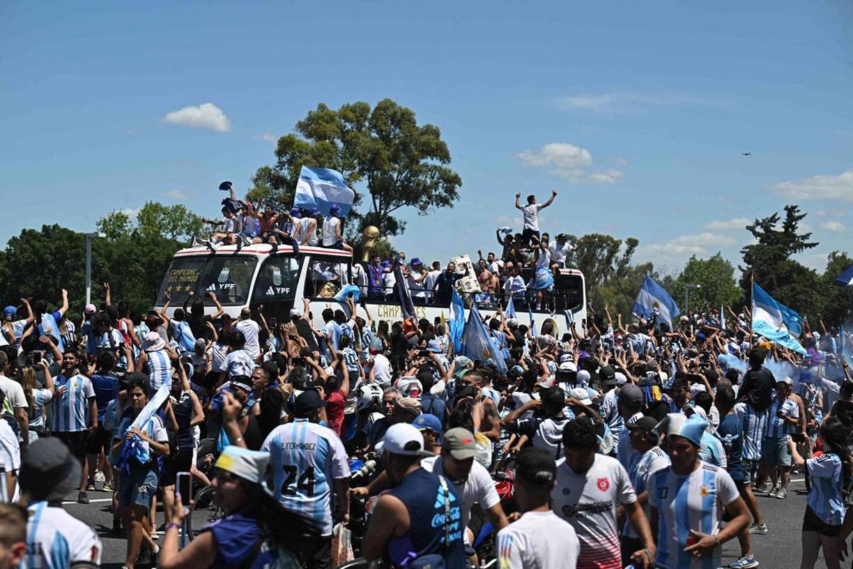 Messi enfiestado, polémica imagen y ‘Dibu’ se acuerda de Mbappé