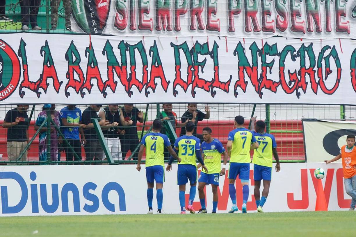 Carlos ‘Muma’ Fernández marcó el 0-2 del Olancho FC y fue a celebrar con su madre que estaba en el sector de la gradería donde se coloca la barra del Marathón. Ahí fue recibido a patadas por un hincha molesto de los verdolagas.