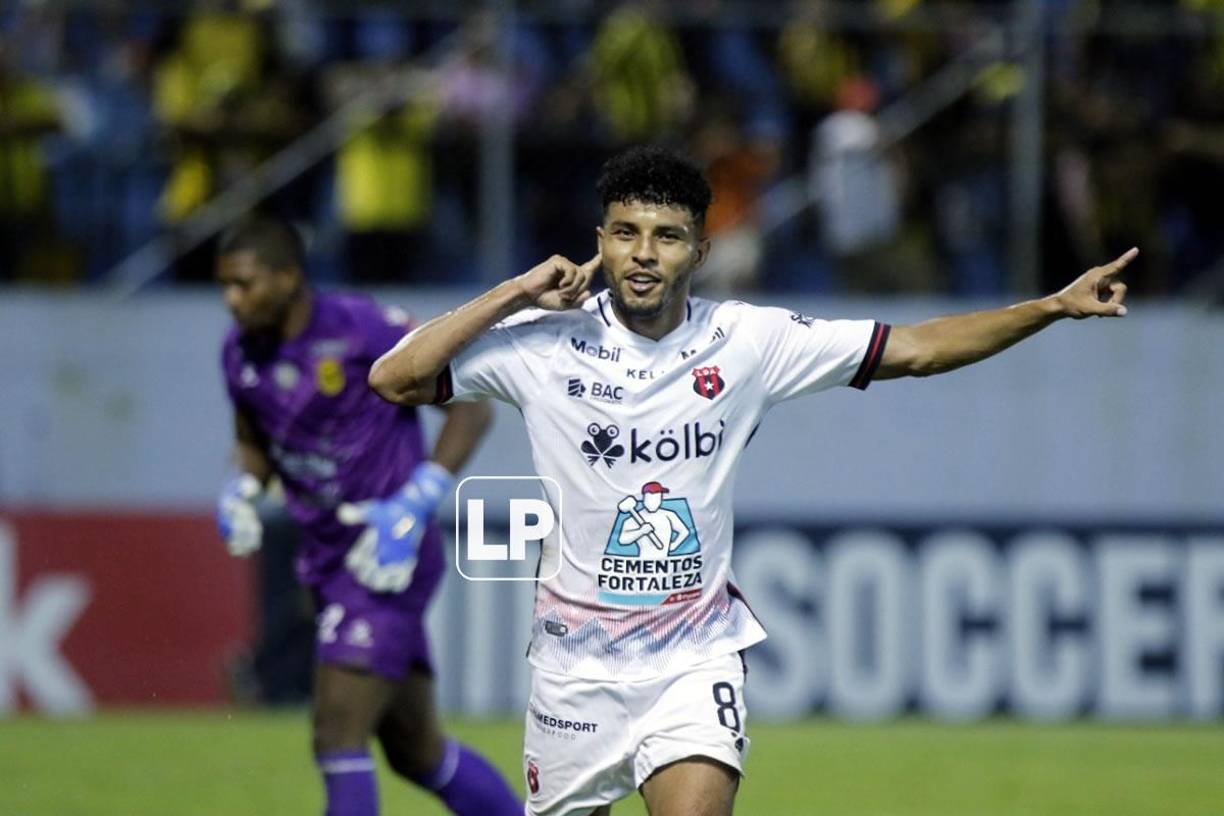 La celebración de Johan Venegas tras su gol para el 0-2 del Alajuelense contra el Real España.