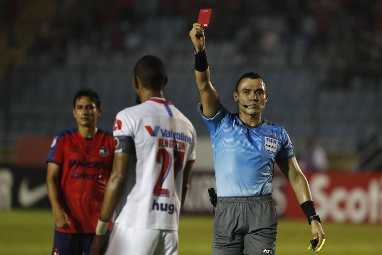 El árbitro mexicano Marco Ortiz le sacó la tarjeta roja a Jerry Bengtson tras mostrarle la segunda amarilla.