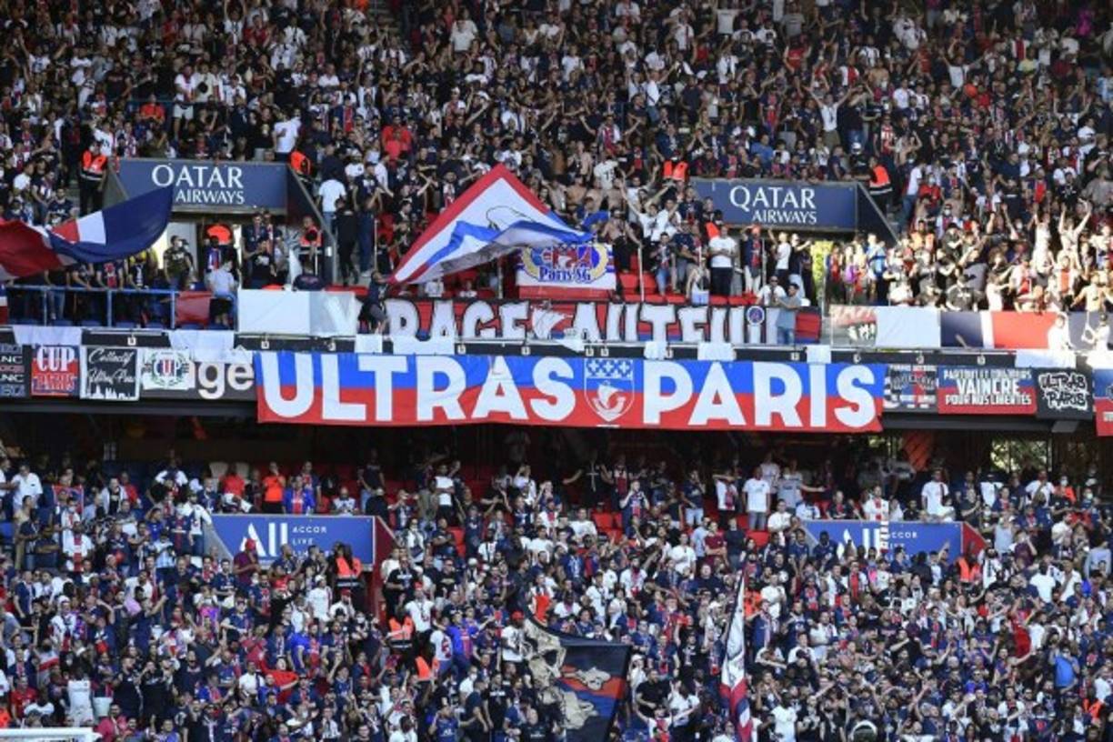 Minutos antes del inicio del partido entre el París Saint-Germain y el Racing de Estrasburgo, los ultras del club parisino pitaron y abuchearon a Kylian Mbappé cuando su nombre fue anunciado por la megafonía. No le perdonan que se quiera ir del equipo.