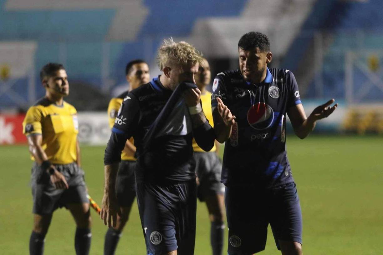 Marcelo Pereira parece recriminarle algo a Agustín Auzmendi cuando iban camino de los vestuarios.