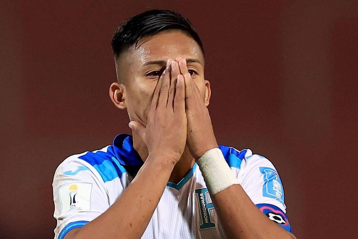 El capitán hondureño Tomas Sorto no podía creer el fallo de Daniel Carter Bodden.