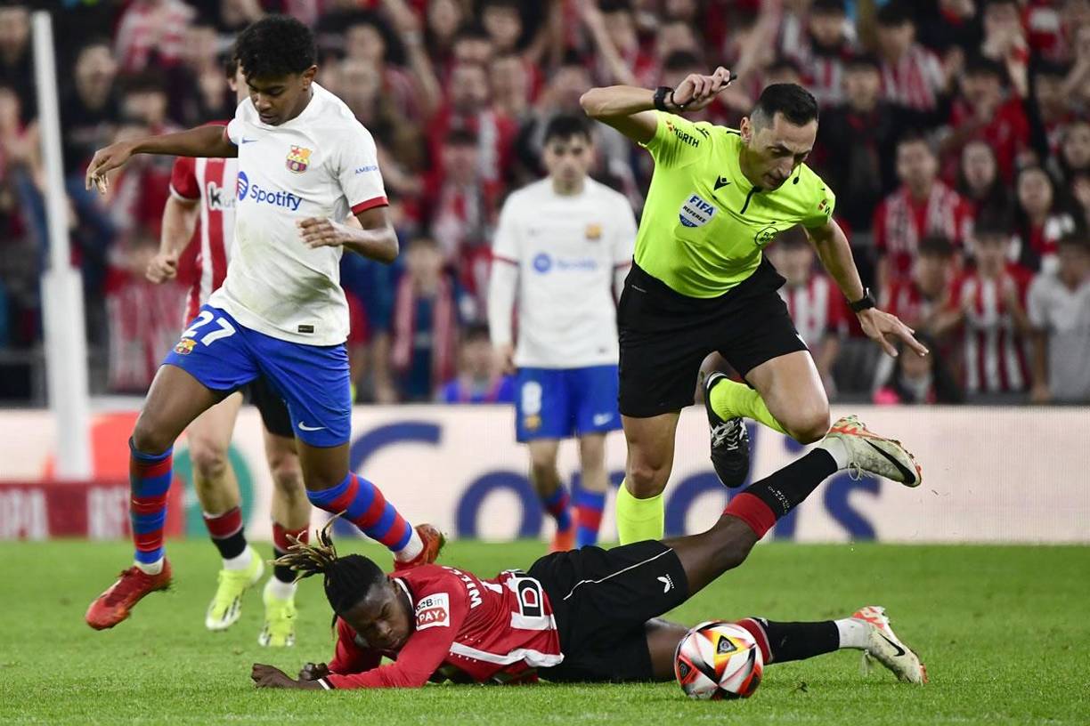 Nico Williams arrolló al árbitro José María Sánchez Martínez tras recibir una falta de Lamine Yamal.