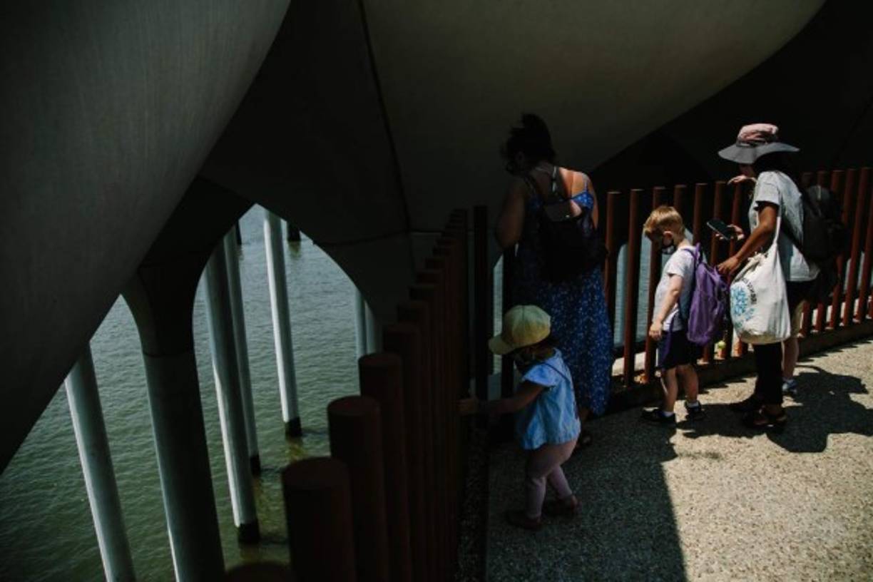 El parque viene a revitalizar un muelle que fue devastado por el huracán Sandy en 2012 y que tiene un fuerte componente histórico, ya que a principios del siglo pasado fue la terminal que acogió a los supervivientes del Titanic y décadas después fue un vibrante foco musical y de la comunidad LGBT, antes de entrar en declive.