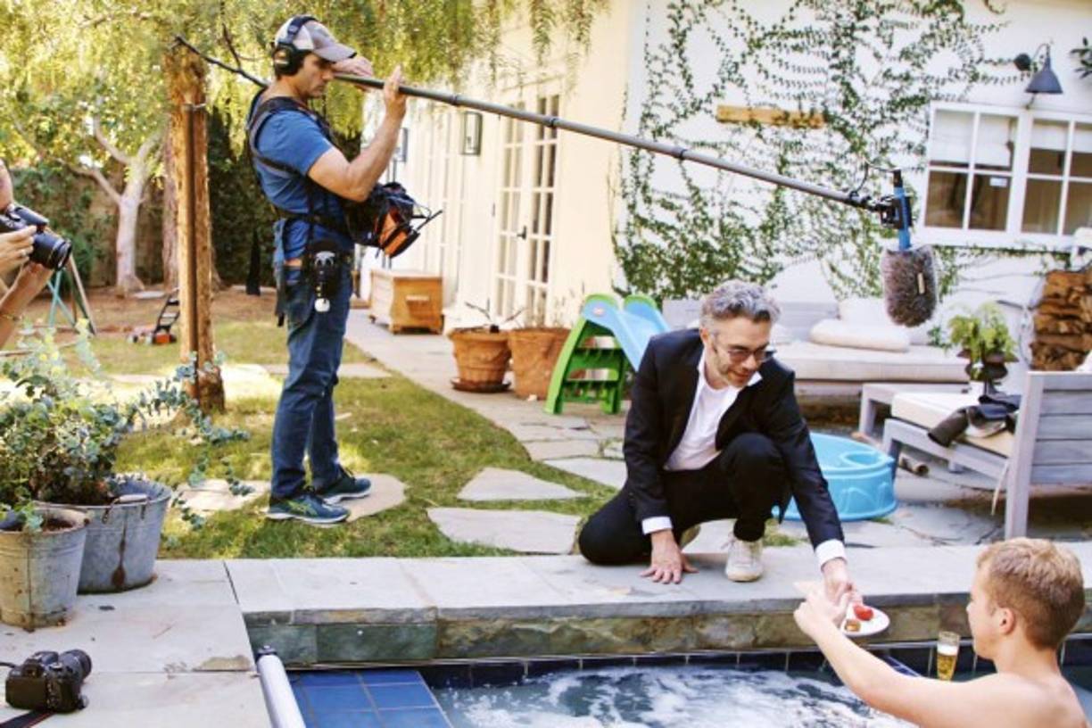 A raíz de esta fama falsa, los nuevos 'influencers' comenzaron a ser contactados por marcas deseosas de promocionar sus productos y servicios, un proceso que se retroalimenta repetidamente, por lo que empezaron a recibirlos de forma gratuita y la fantasía comenzó a adquirir tintes de realidad.