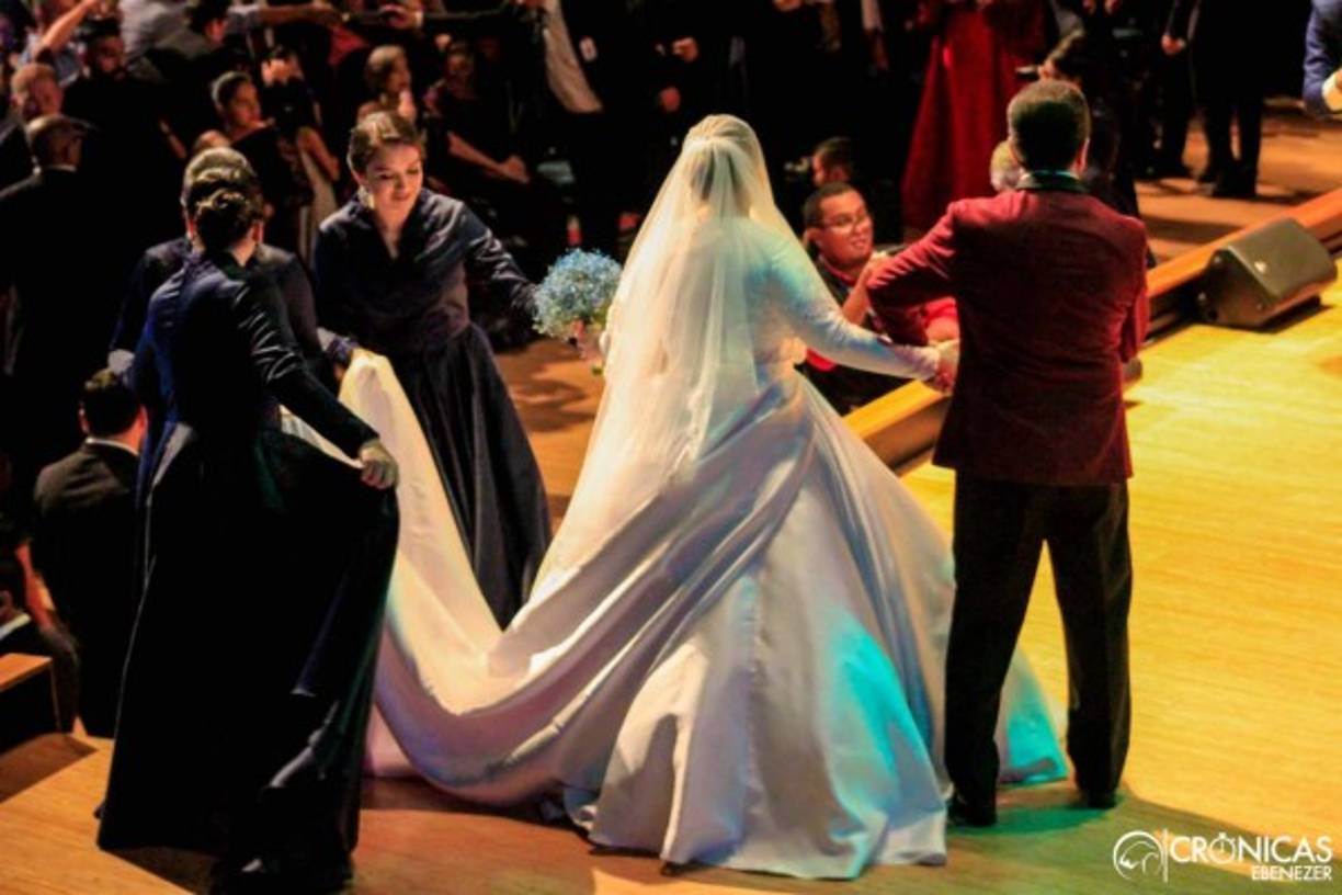 Al llegar al altar tanto Hannah como el pastor estaban sumamente emocionados.