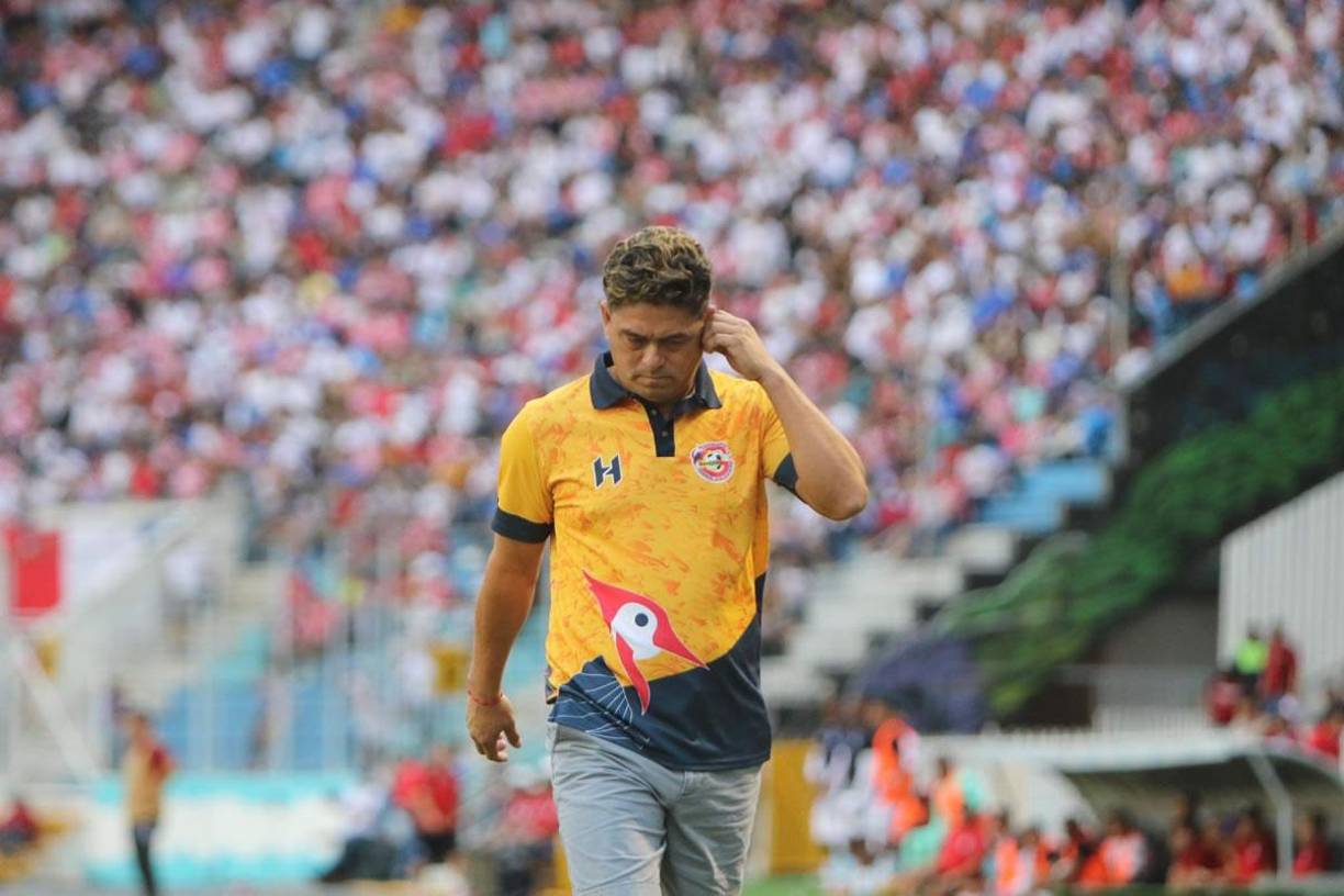 Con cara de pocos amigos se marchó Reynaldo Tilguath a los vestuarios debido a la derrota de su equipo.
