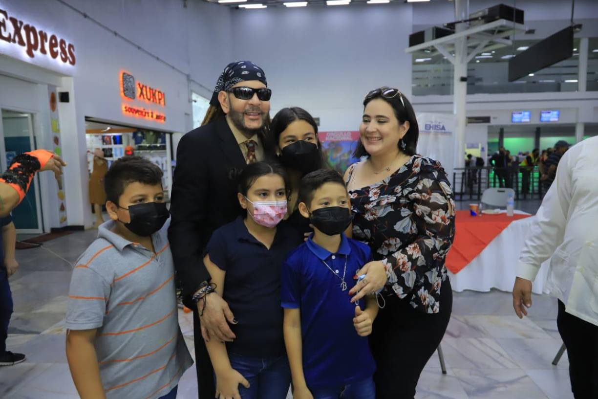 El cantante dominicano Toño Rosario ya está en Honduras. El artista arribó este viernes al Aeropuerto Internacional Ramón Villeda Morales. 