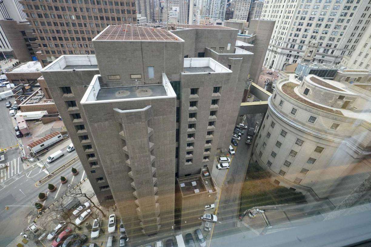 Endurecieron las medidas de forma drástica después que Mamdouh Mahmud Salim, descrito como la mano derecha de Bin Laden y que esperaba juicio en un caso de terrorismo, empleara un peine afilado para apuñalar a un guarda el 1 de noviembre de 2000. Salim, que más tarde se disculpó por el apuñalamiento. Ahora cumple cadena perpetua. 