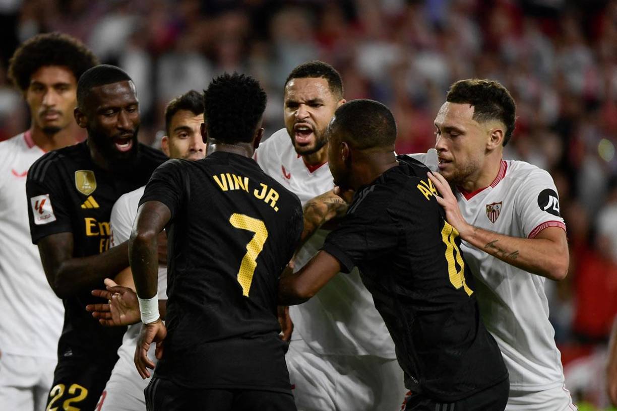 En el tramo final del partido, hubo una bronca entre jugadores del Sevilla y Real Madrid.