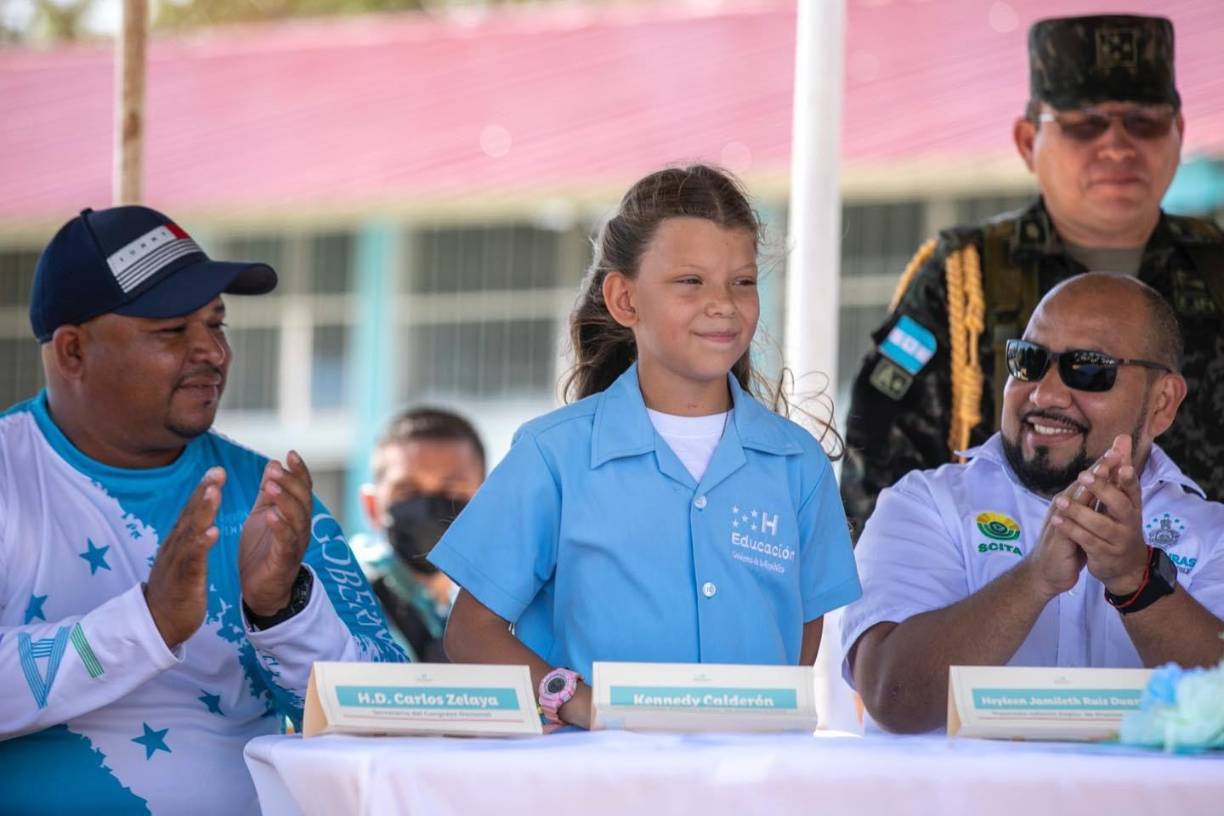 En el marco, además, de la inauguración del año lectivo, la mandataria fue acompañada por el ministro de Educación, Daniel Sponda. 
