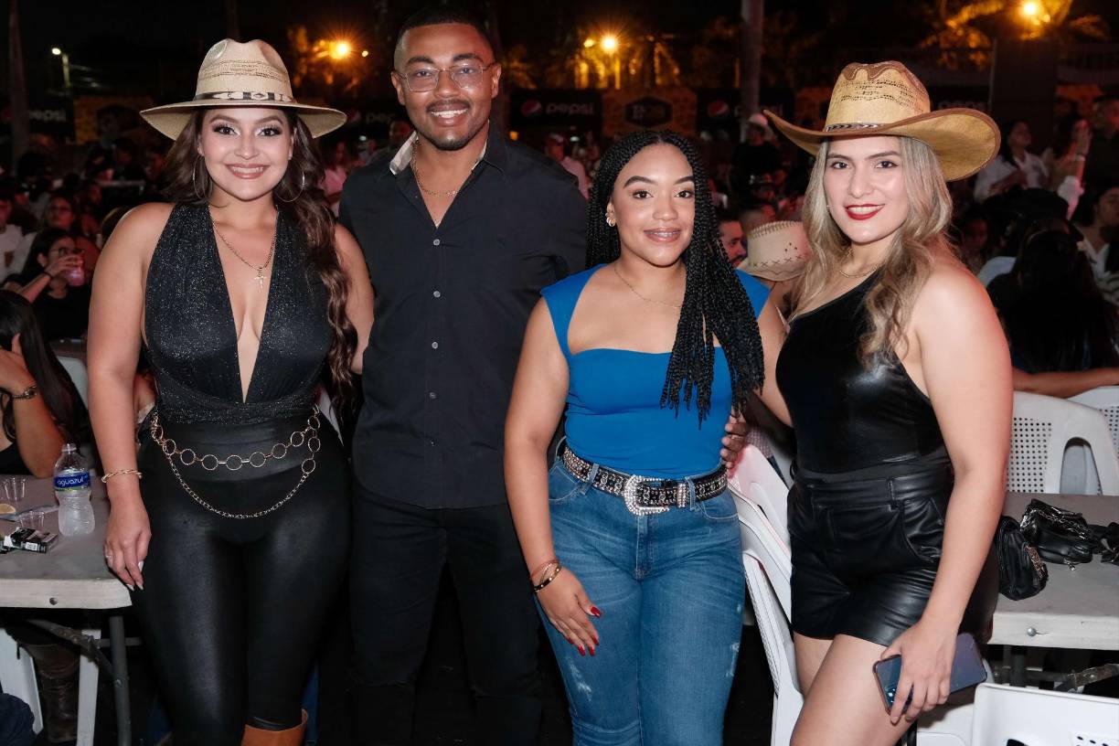 Nicolle Estrada, Antony Sacaza, Rebeca Sacaza y Jackeline Martínez
