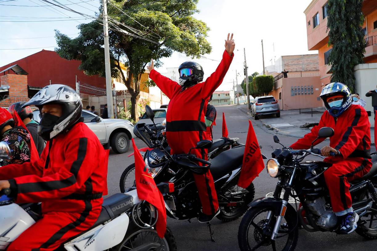 Simpatizantes del partido político Libertad y Refundación llegan a un centro de votación en la ciudad de Tegucigalpa este 28 de noviembre de 2021.
