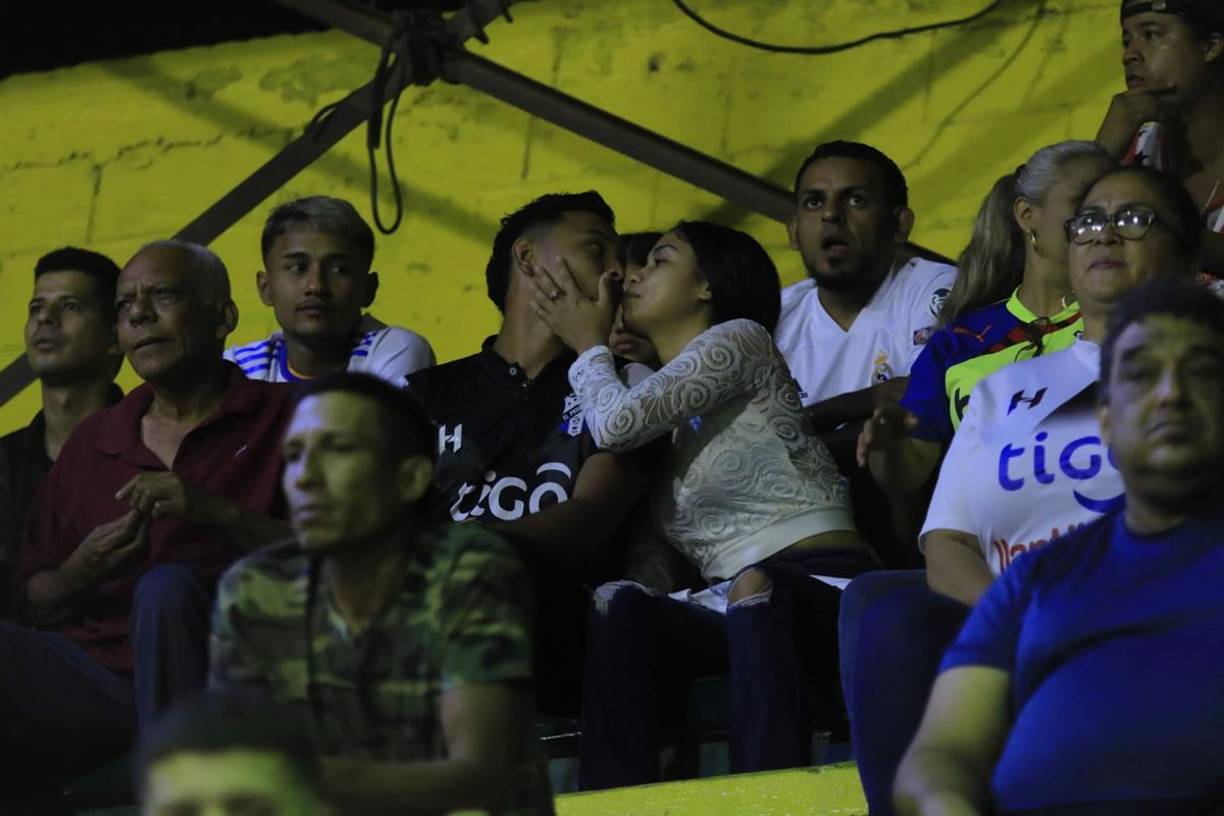 En las gradas del estadio Humberto Micheletti esta pareja fue captada muy acaramelados.