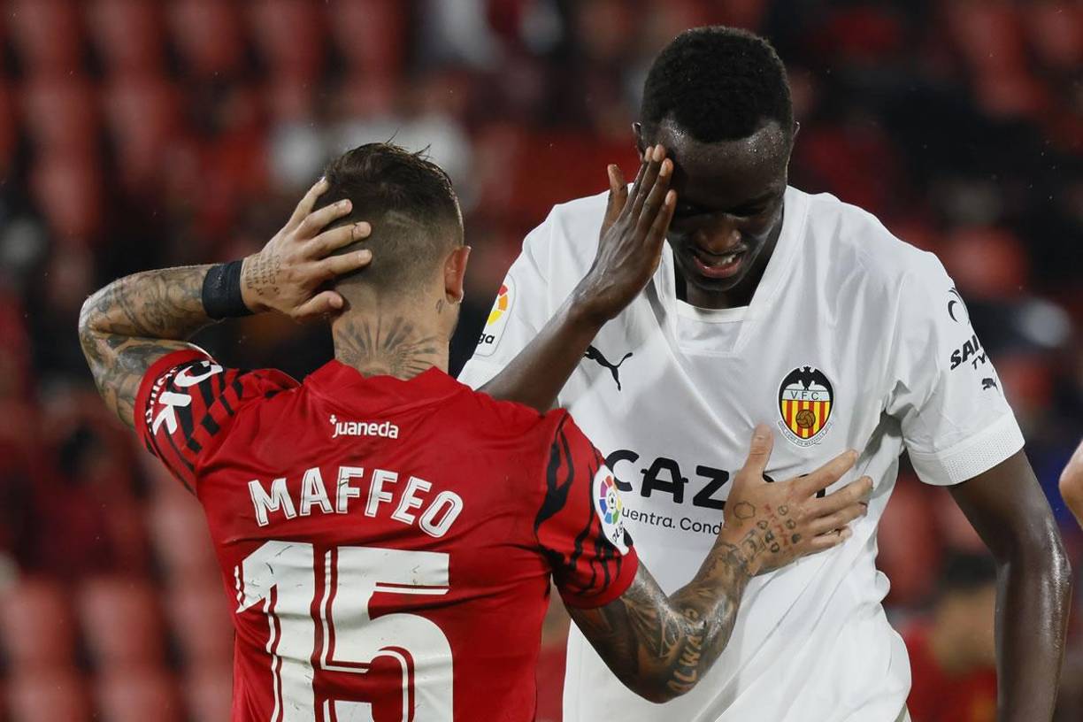 Mouctar Diakhaby dejó la primera imagen del partido Mallorca-Valencia, antes incluso del pitido inicial en el estadio de Son Moix.