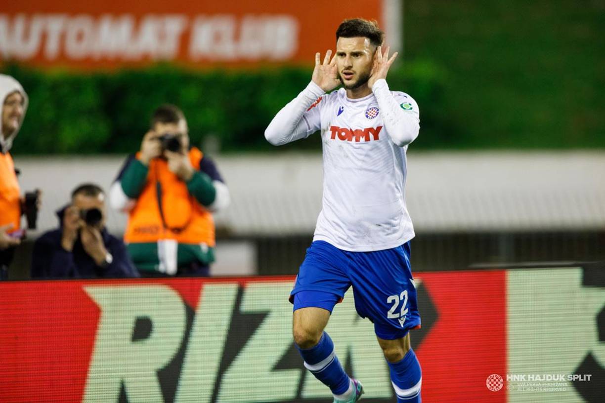 Leon Dajaku, jugador alemán del club croata Hajduk Split que dirige Gennaro Gattuso, ha llamado la atención de muchos por su desempeño en el campo, pero también recientemente por la aparición de su madre Blerta Dajaku que cautiva en las redes sociales.