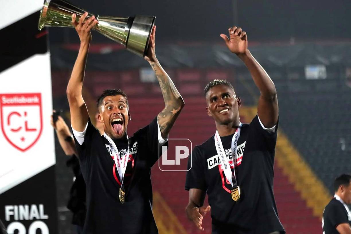 Gabriel Araújo Carvalho levantando el trofeo de la Liga Concacaf 2022.