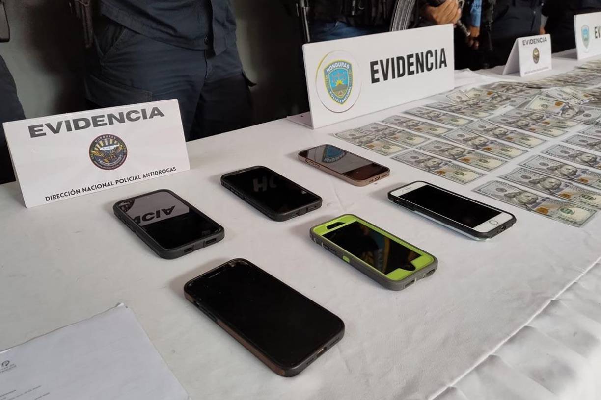 También se decomisaron seis teléfonos celulares, un vehículo tipo pick up marca Toyota Hilux color negro, un vehículo tipo pick up marca Toyota Hilux color blanco y un vehículo tipo camioneta marca Kia Sorento color plateado.