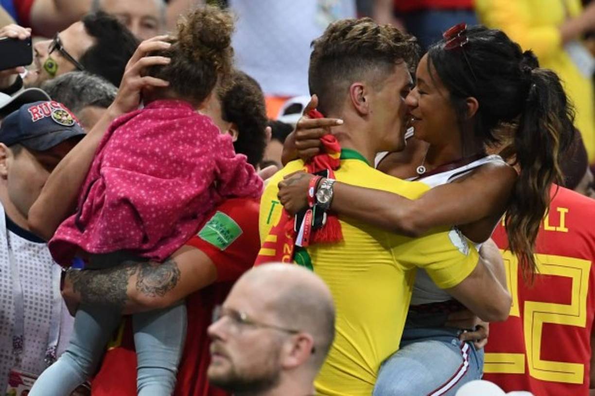 El belga Thomas Meunier, con la camisa de Brasil puesta, se fue a las gradas para celebrar con su novia y Axel Witsel festejó con su hija.