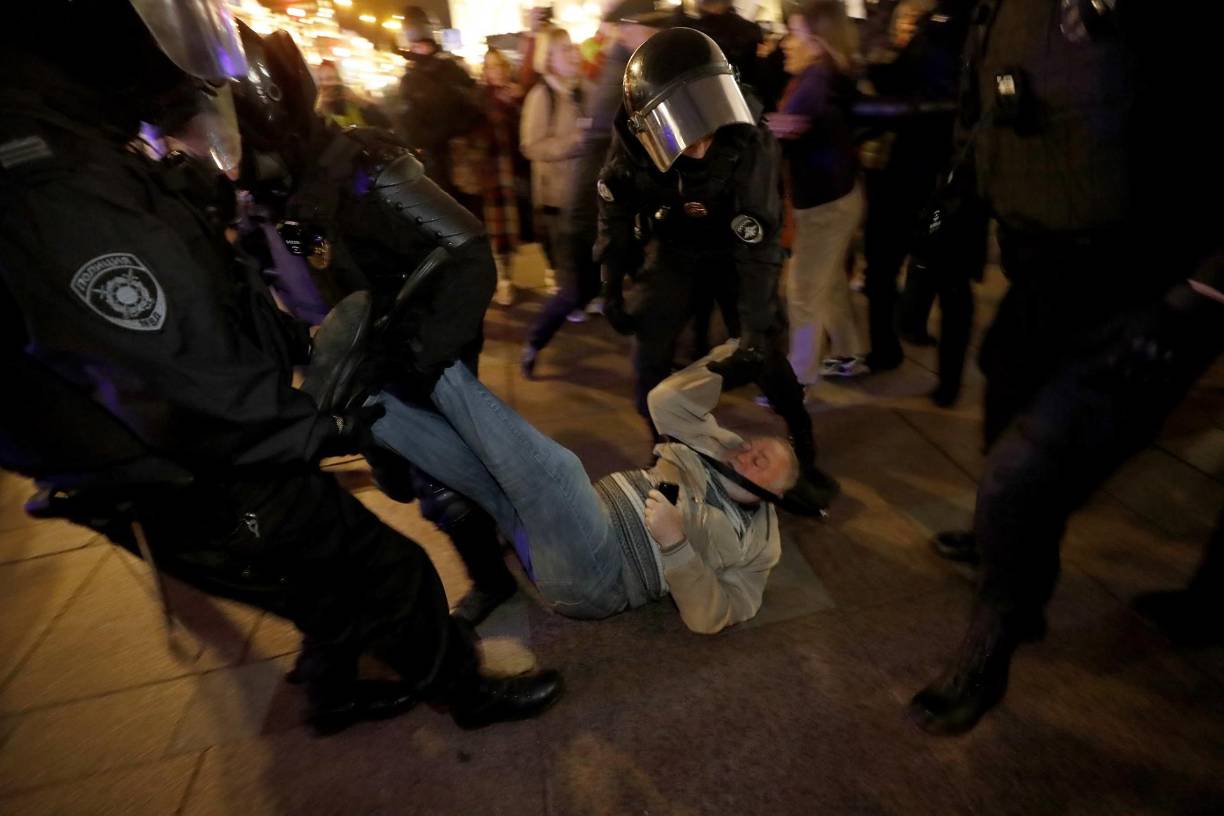 En Moscú, periodistas de AFP atestiguaron al menos 50 detenciones en una de las vías principales. En San Petersburgo, la segunda ciudad de Rusia, un bus entero de personas detenidas era conducido por la policía.