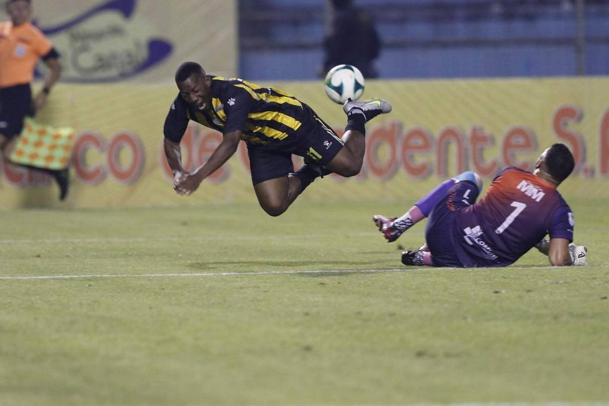Harold Fonseca le sacó el balón a Darixon Vuelto que salió volando.