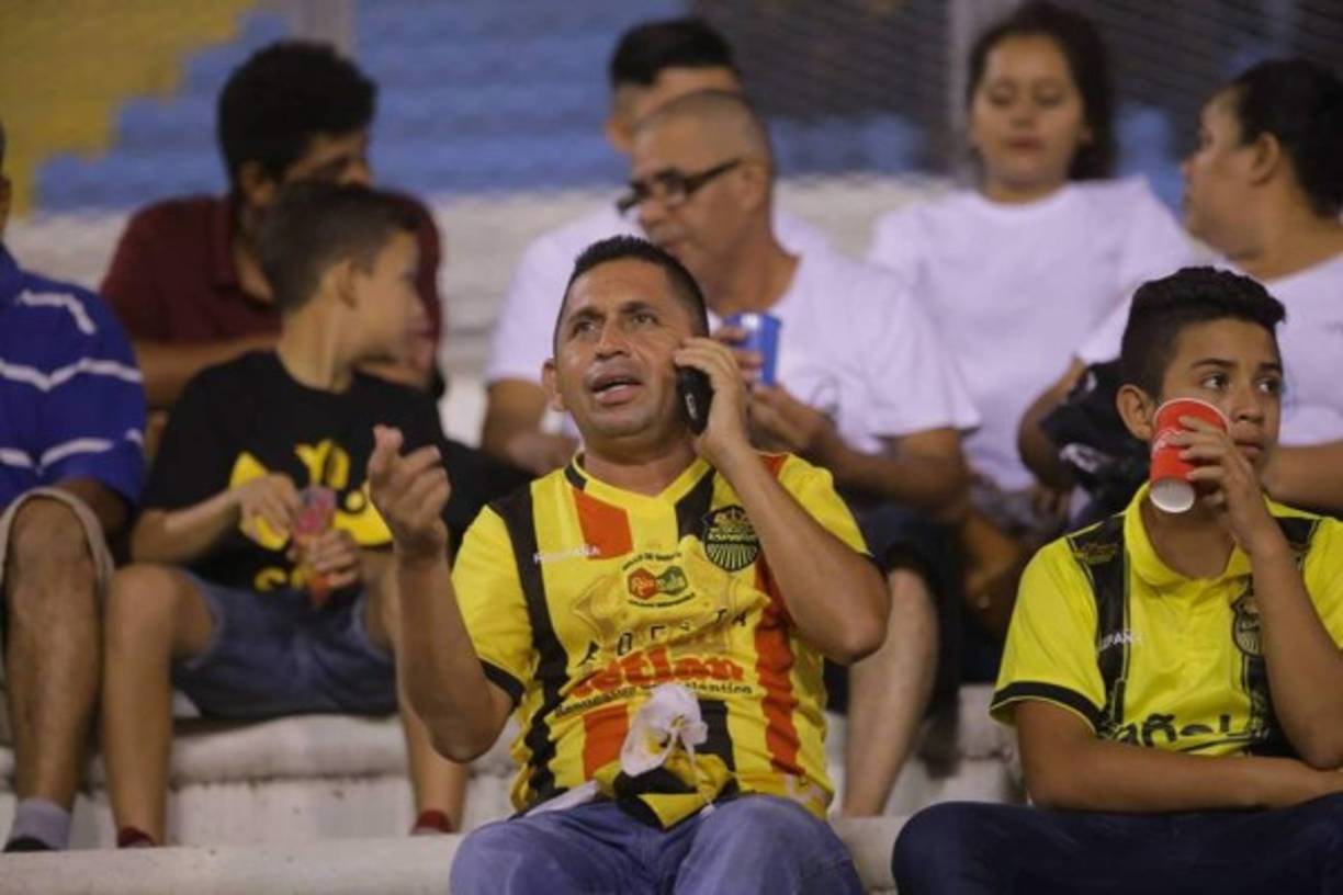 Uno de los aficionados de la máquina que llegaron a ver a su amado club.