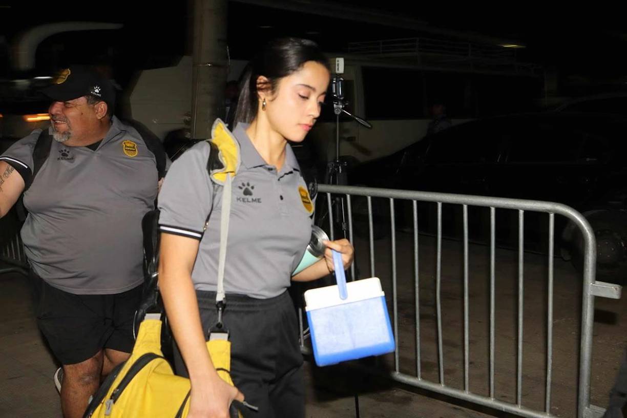 ¡Qué bonita! Alejandra Sofía López es la bella fisioterapeuta del Real España en la Liga Nacional de Honduras. Así fue su llegada al estadio Nacional con el plantel aurinegro para el Clásico ante Olimpia.