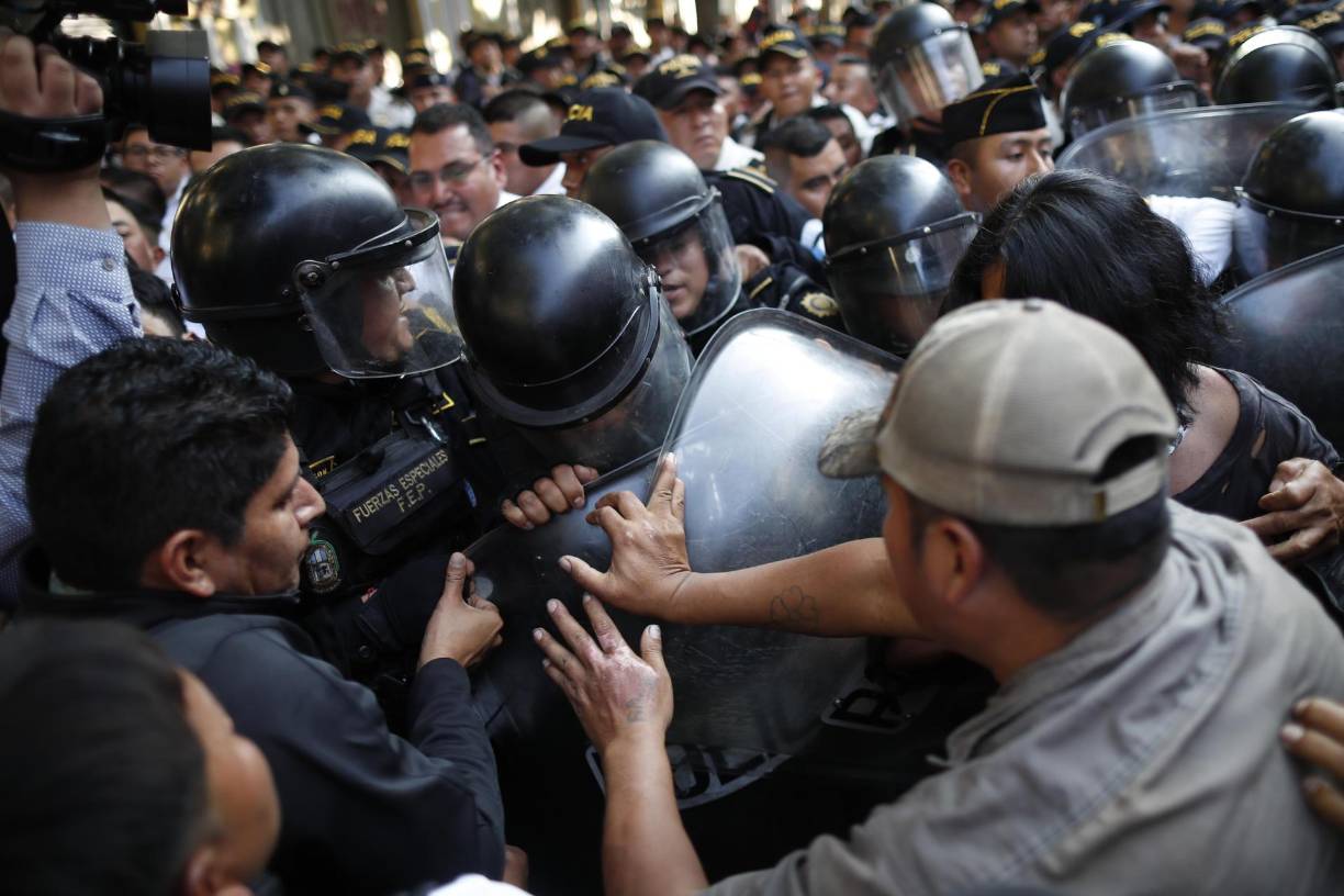 Arévalo, de 65 años, debe ser juramentado en el Teatro Nacional pero la ceremonia está atrasada porque el Congreso, controlado por partidos afines al presidente saliente, Alejandro Giammattei, mantiene detenido el proceso de acreditación de los diputados electos y reelectos. 