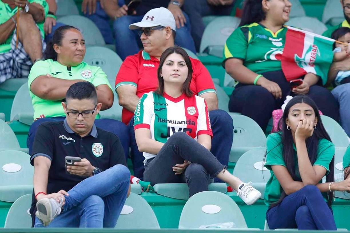 ¡Qué seriedad! Esta linda aficionada del Marathón celebró al final los goles de su equipo ante la UPN.