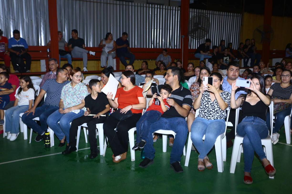 Padres de familia y demás invitados especiales presenciaron un show cultural por parte del centro educativo. 