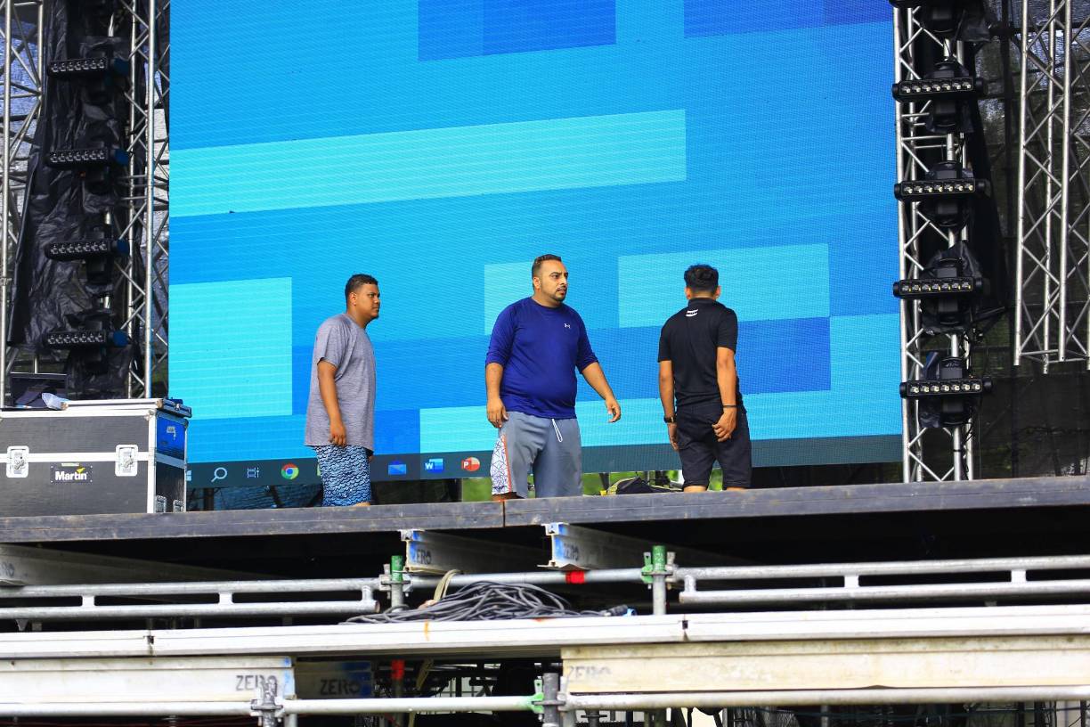 Los trabajadores siguen trabajando en los preparativos, ajustando los últimos detalles para afinar que todo esté perfecto previo al concierto. Por otro lado, a partir de las 6 p. m., un dj local animará mientras el público sigue llegando, hasta que a las 7:30 de la noche, el grupo hondureño “Los Tres de la H” brindarán un show musical que será la previa de Carin León. 