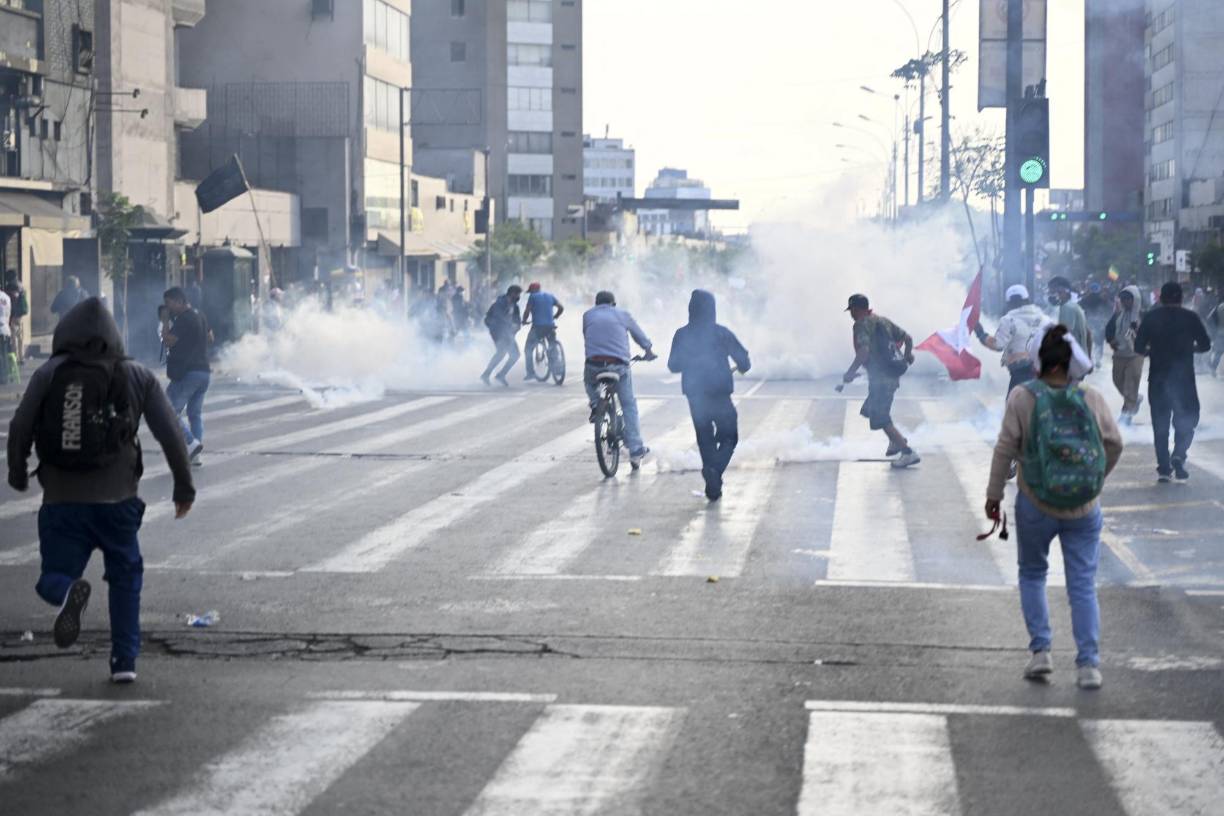 El jefe de la Dircote afirmó que detrás de las protestas también “está (el grupo terrorista) Sendero Luminoso, el Movadef (Movimiento por la Amnistía y Derechos Fundamentales) y otros organismos generados por el marxismo-leninismo”.