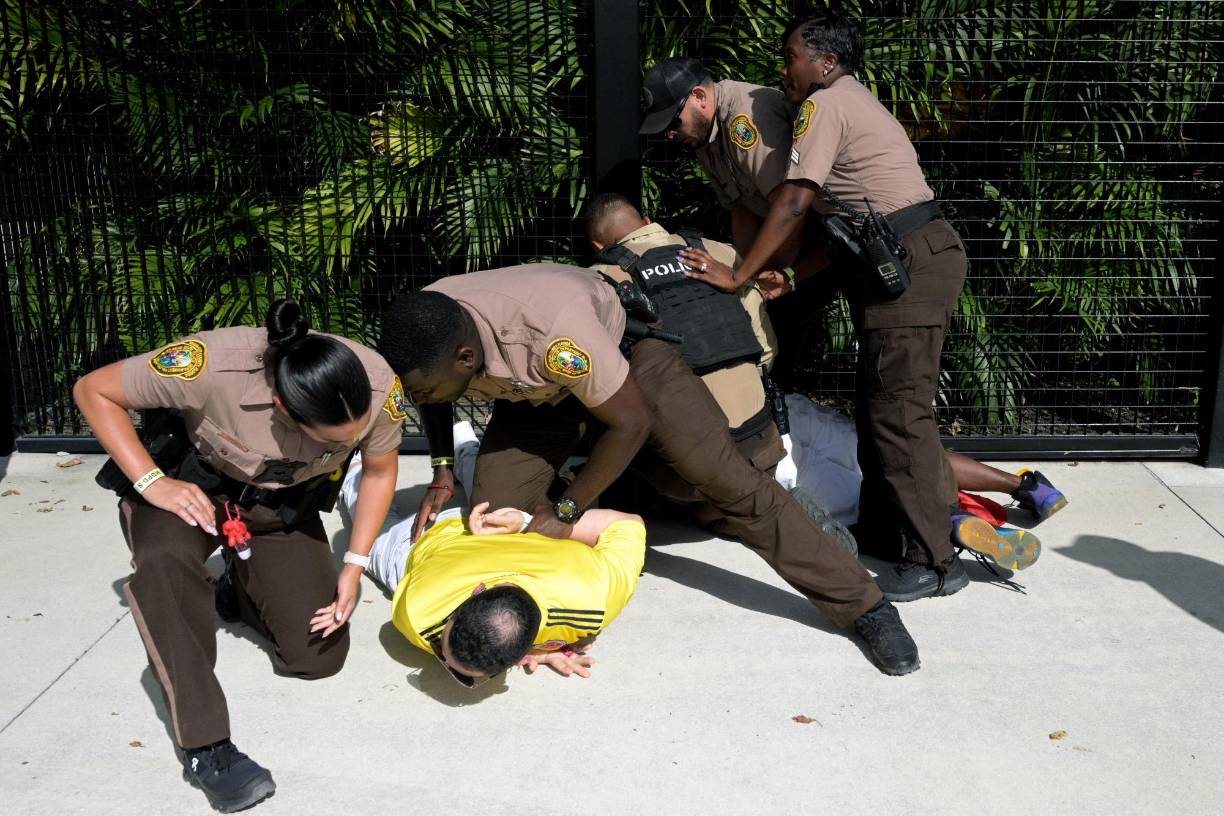 Policía actuó de inmediato con los aficionados que causaron disturbios.