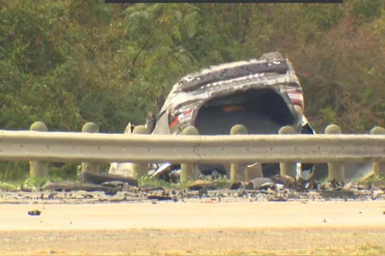La Policía dijo que tres personas que iban en el primer vehículo fueron declaradas muertas en el lugar.