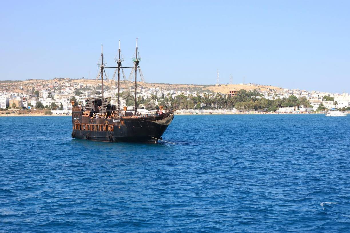 En un comunicado de prensa difundido en su página oficial de Facebook, la fuente explicó que intervino tras recibir una alerta urgente sobre una embarcación con inmigrantes de África subsahariana que estaba averiada frente a las costas del centro de Túnez.