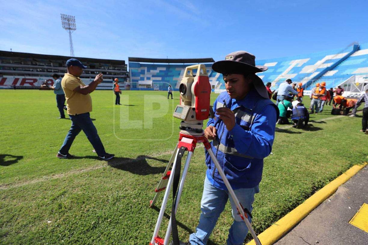 Compuesto por un 96% de material natural y un 4% del mismo plástico con que se hacen las canchas sintéticas, la grama híbrida es una revolución para el fútbol moderno