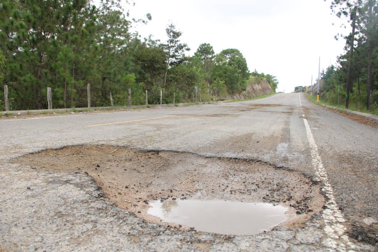 Los baches son tan grandes que abarcan un carril completo, esto pone en riesgo la vida de los conductores que invaden el carril contrario para evitar dañar sus vehículos en la carretera principal de Intibucá.