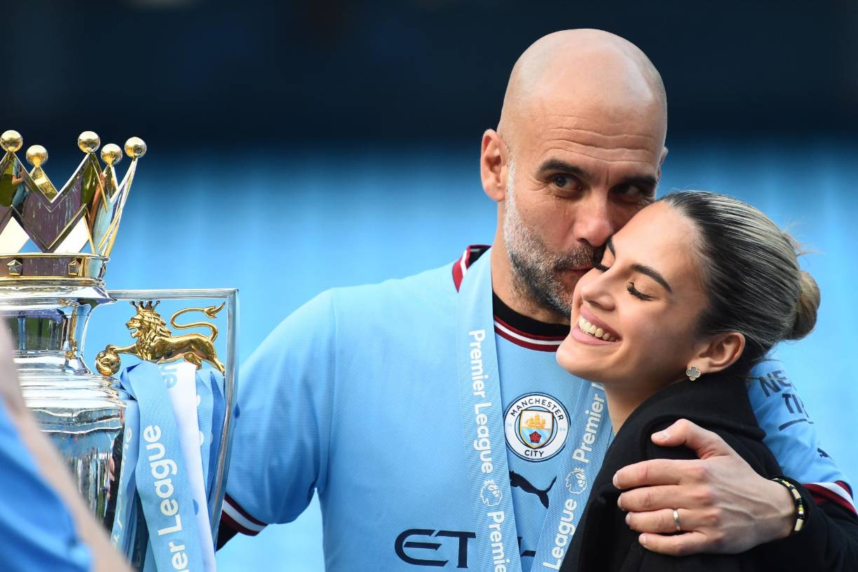 Pep Guardiola le dio un beso y abrazo a su bella hija María.