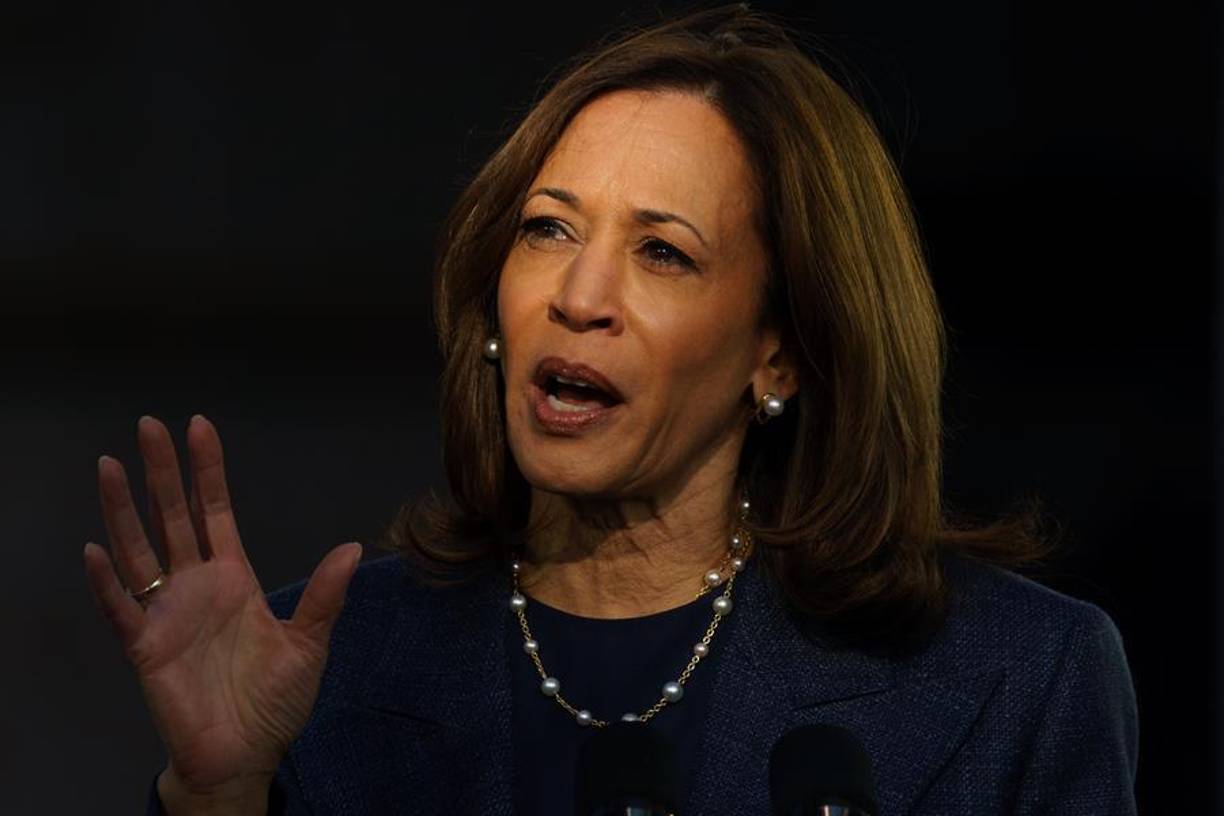 Harris insiste en presentarse a estas elecciones como el «underdog» (con menos posibilidades) y ha optado por no poner en primera línea el carácter histórico que tendría su eventual llegada a la Casa Blanca, en contraste con la campaña de Hillary Clinton en 2016.