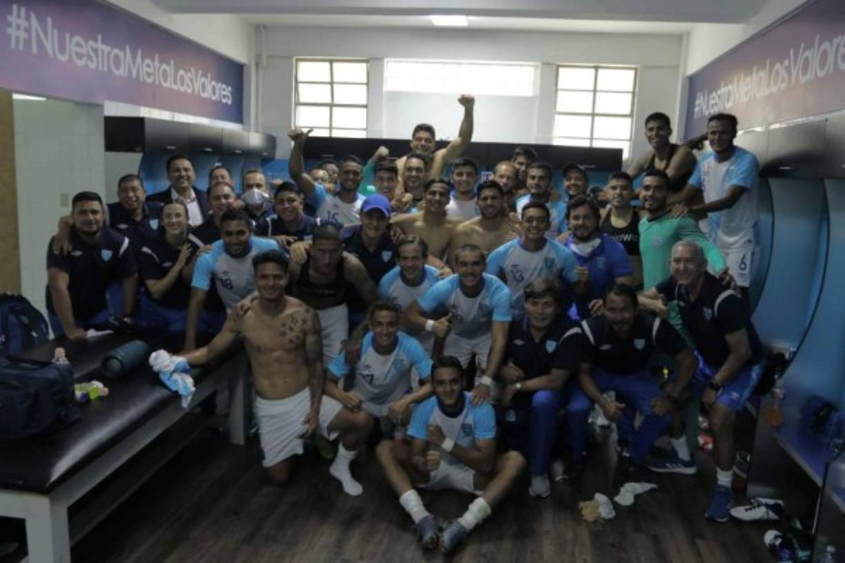 'Regresamos a nuestra casa y conseguimos la victoria. ¡VAMOS GUATE!', publicó la Federación de Guatemala tras el triunfo con esta imagen en la que se los festejos de la plantilla.<br/>