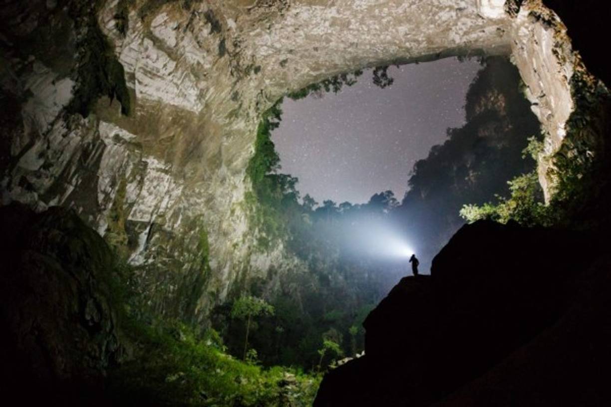 La gruta de Sơn Đoòng se halla en Vietnam. Es considerada la caverna más grande de la tierra. Fue descubierta en 2009. Se cree que posee una enorme biodiversidad. Foto:Ryandeboodt.com.