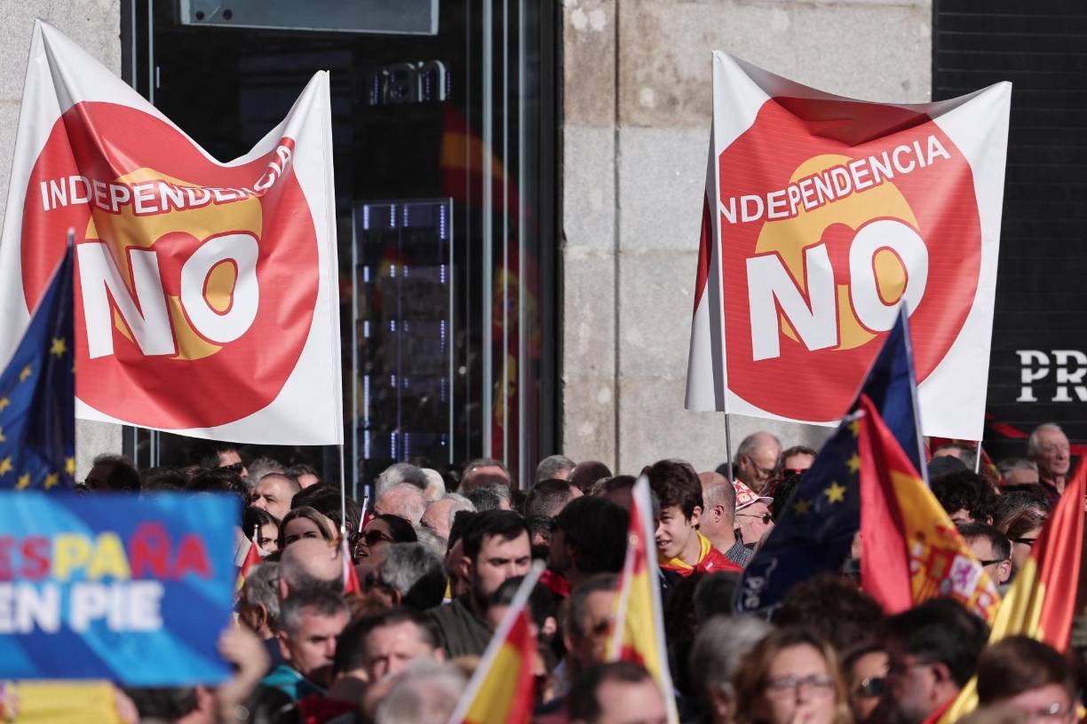 Las protestas fueron las más numerosas entre las que desde hace nueve días tienen lugar en el país, ante sedes del PSOE y convocadas por redes sociales, que en algunos casos derivaron en incidentes que la derecha atribuye a una minoría violenta que intenta reventar concentraciones pacíficas.