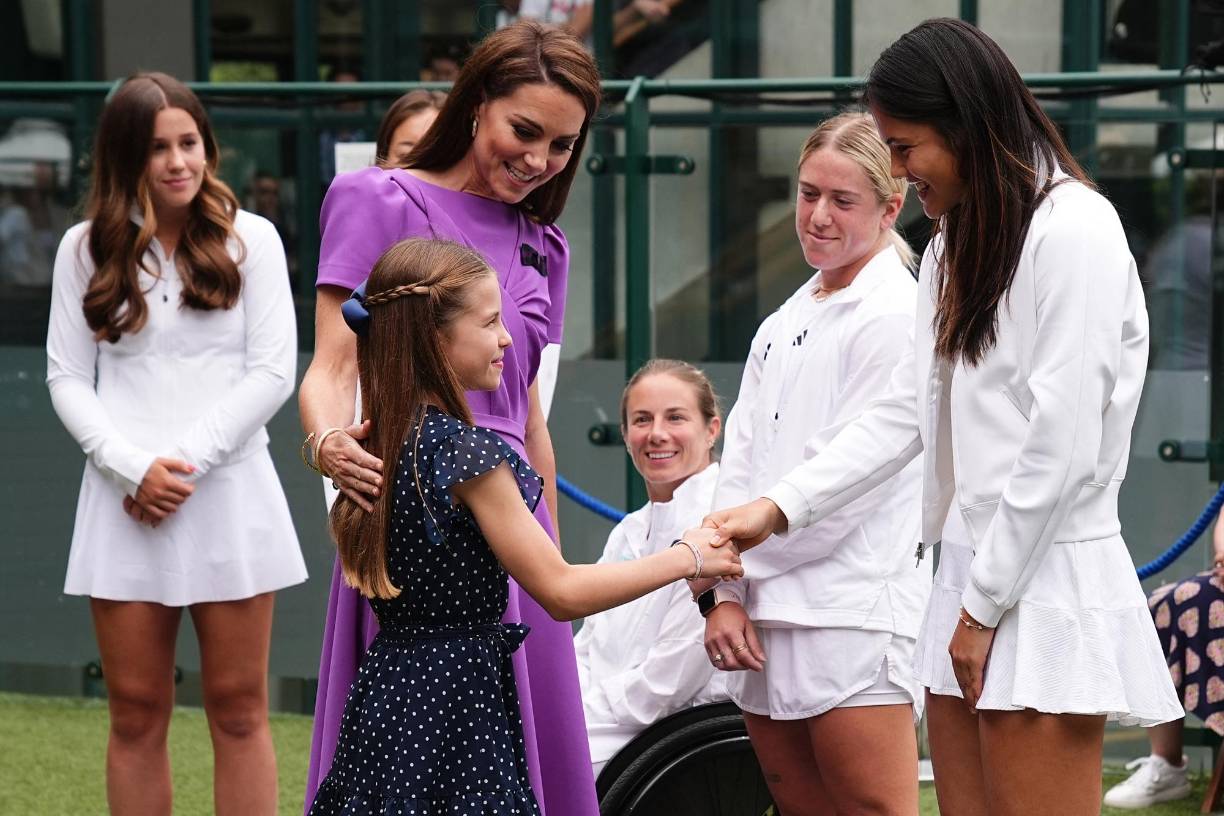 El día anterior a su presencia en Wimbledon, Kate había publicado un mensaje en las redes sociales, su primera declaración desde el anuncio de su enfermedad, expresando su deseo de asistir a este evento a pesar de estar en tratamiento.