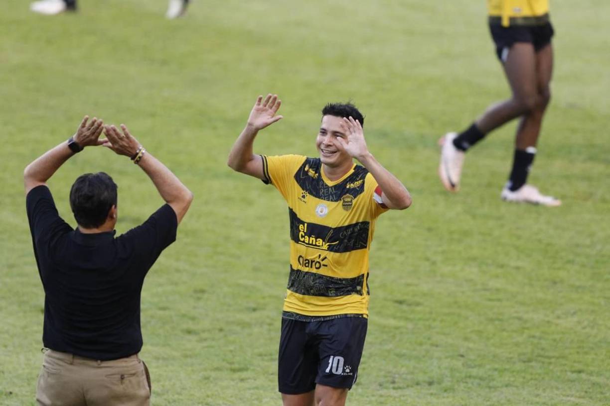 El capitán españolista fue a celebrar su anotación con el entrenador tico.